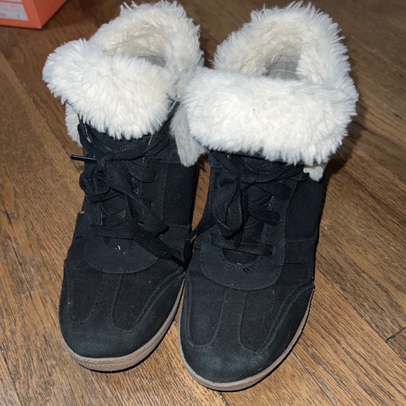 Furry ankle boot wedges 🖤🤍 - Picture 4 of 4